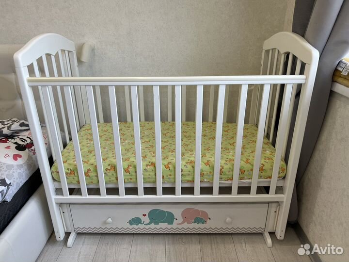 Кровать детская топотушки с маятником и матрасом