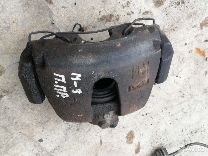 Суппорт тормозной передний Мазда 3 вк