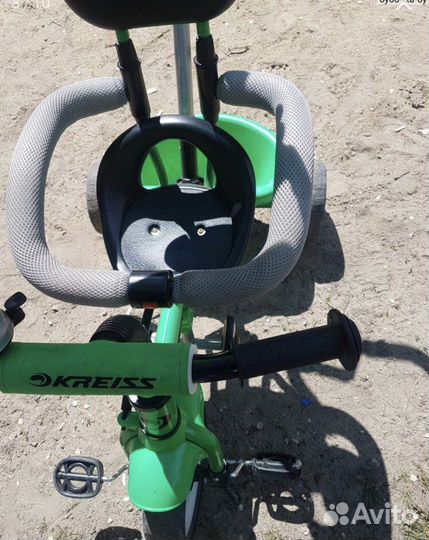 Трехколесный велосипед с ручкой