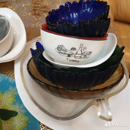 Куча посуды для сервировки стола