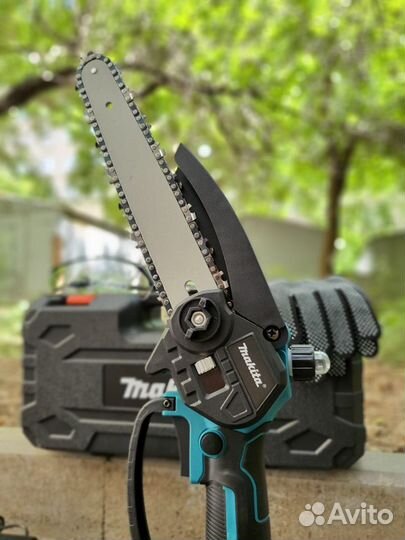 Цепная аккумуляторная пила makita