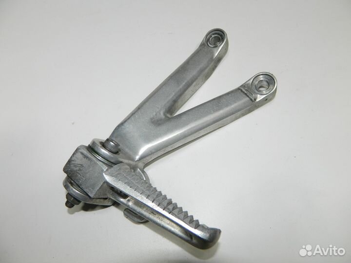 Кронштейн подножки пассажира левый Yamaha YZF R6 2