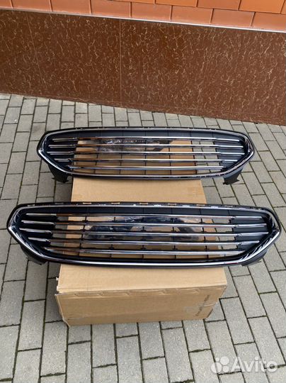 Решетка переднего бампера на Форд Мондео 5