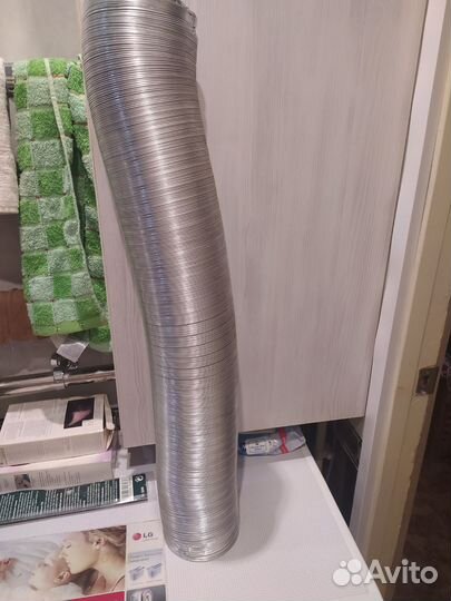 Вентиляционная решетка с сеткой, трубы, полки