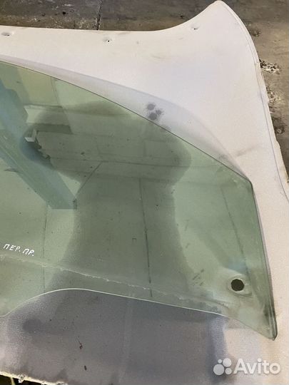 Стекло двери передней правой Nissan Note (E11) I р