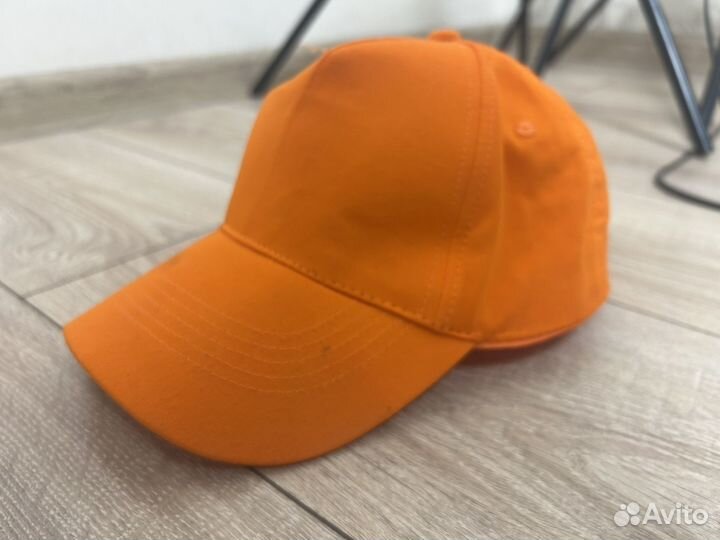 Кепка оранжевого цвета