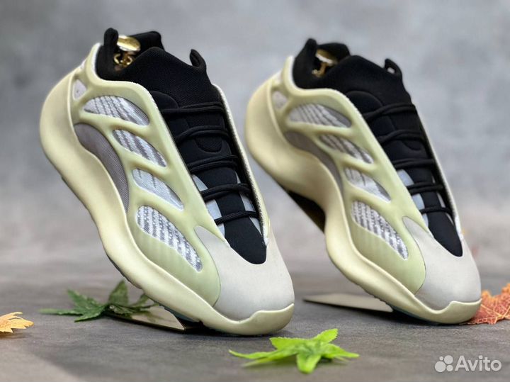 Adidas yeezy boost 700 молоч-черн разм. 44