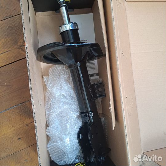 Амортизатор передний левый на mitsubishi outlander