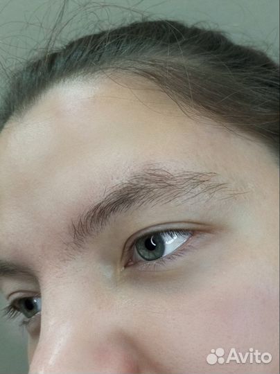 Модель на брови