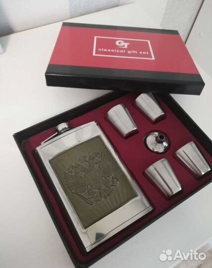 Фляжка со стопками