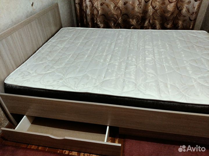 Кровать с матрасом