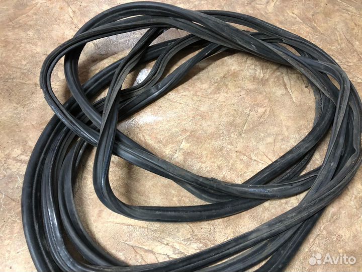 Резиновые уплотнители багажника W124 седан купе