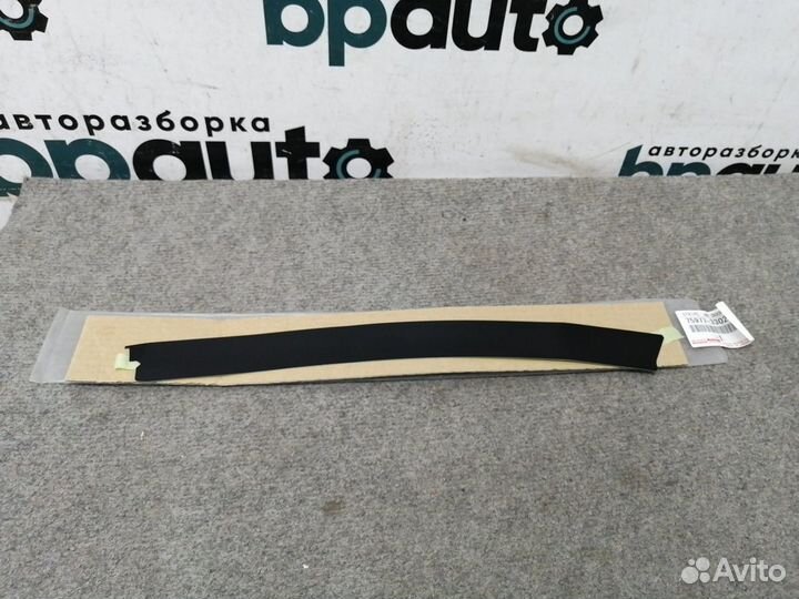 Наклейка задней правой двери 75977-33020 Toyota