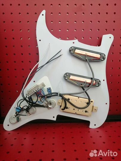 Пикгард со звукоснимателями для стратокастера HHH