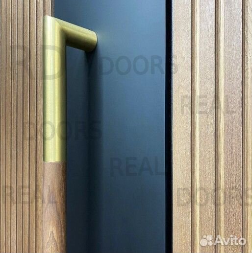 Двустворчатая металлическая входная дверь