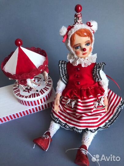 Восхитительный клоун на подставке с каруселью