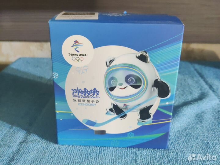 Олимпиада Пекин 2022 символика (панда хоккеист)