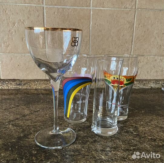 Стакан Кока Кола и два бокала для пива,воды
