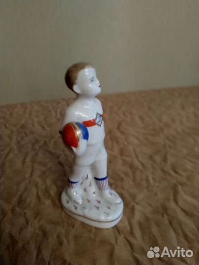 Фарфор статуэтка «Футболист» Вербилки