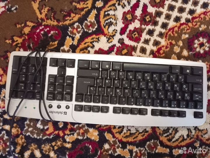 2 монитора и 3 клавиатуры