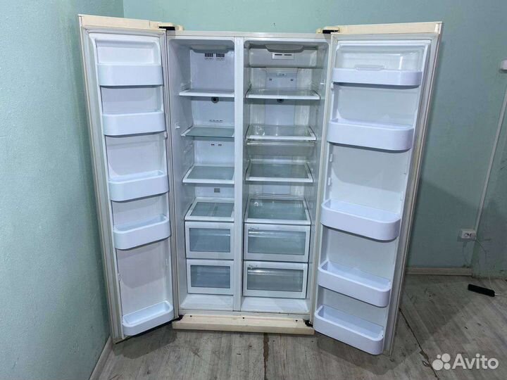 Холодильник Side by side Samsung