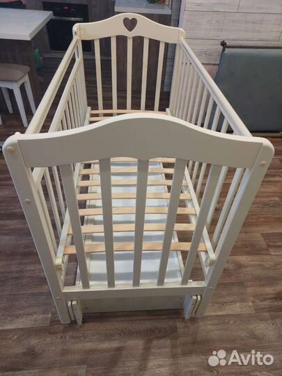 Детская кроватка с маятником и ящиком