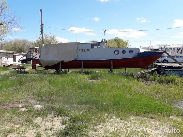 Лодка моторная