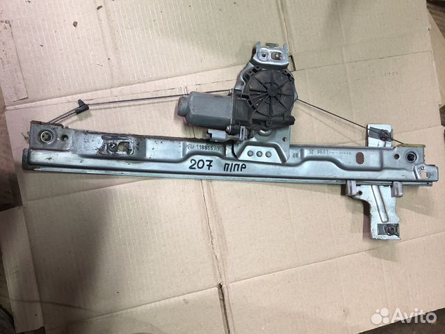 Стеклоподъемник передней правой двери Peugeot 207