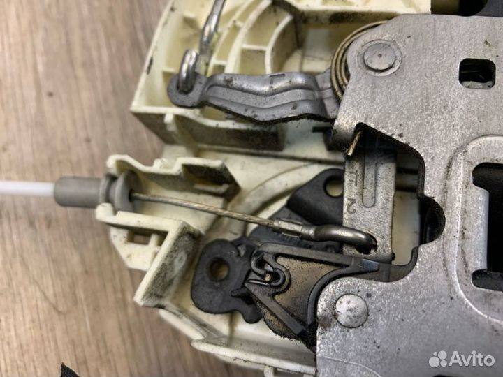 Замок двери передний левый Volkswagen Crafter 2.5