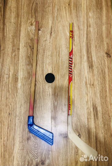 Клюшки и шайба