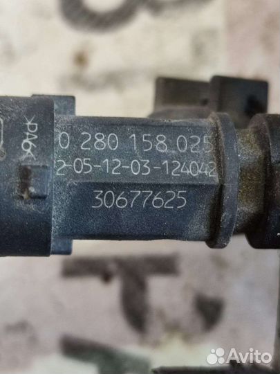 Топливная рейка с форсунками Volvo S40