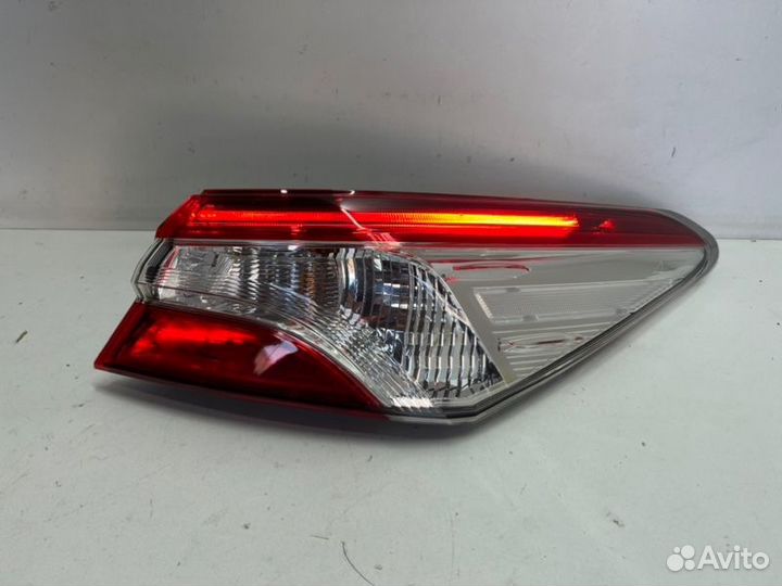 Фонарь наружный задний правый Toyota Camry V70/V75