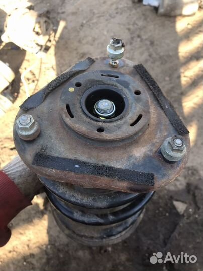 Передняя левая стойка toyota corolla verso