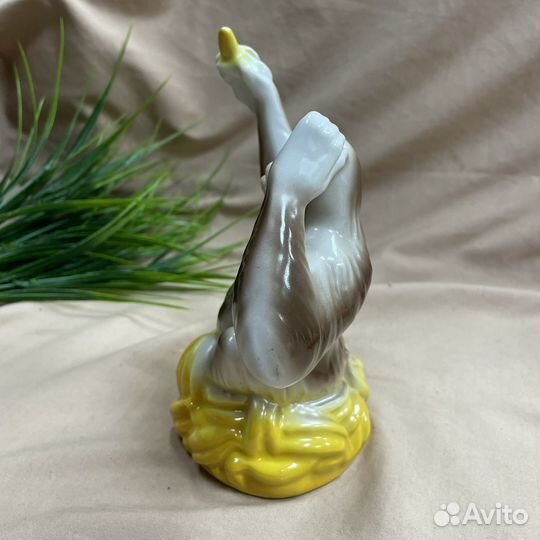 Фарфоровая статуэтка обезьяна С бананом коростень