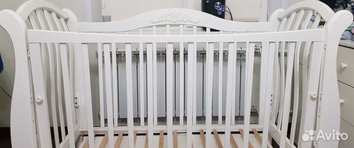 Детская кроватка с маятником и ящиком