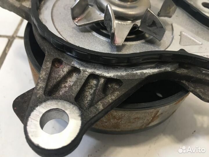 Насос водяной помпа Toyota Avensis T270 ZRT271 200