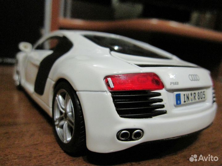 Коллекционная модель audi R8 1/24