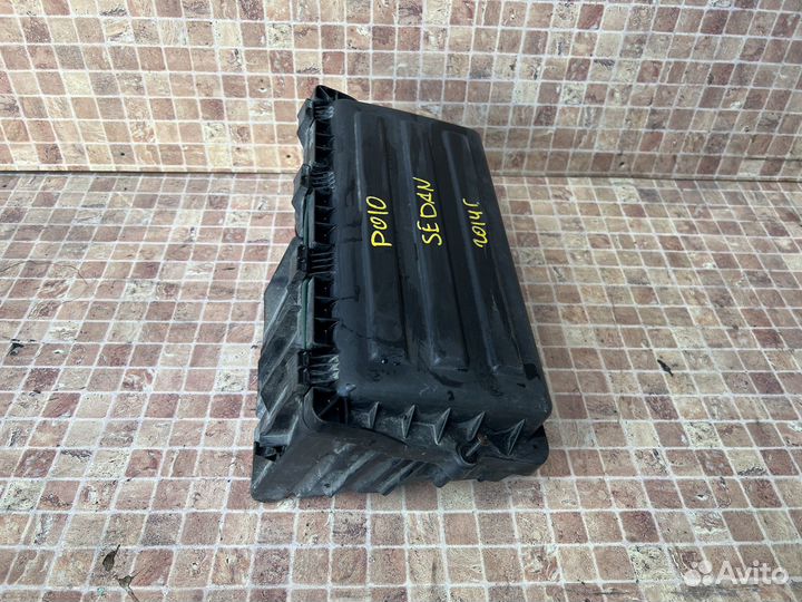 Корпус воздушного фильтра на Vokswagen Polo sedan