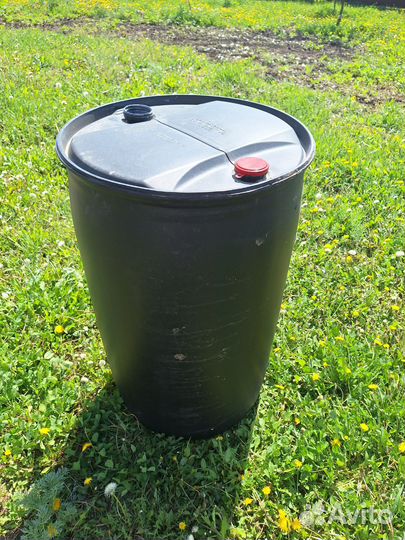 Пластиковые бочки, черные