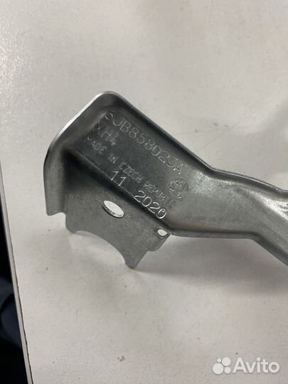 Кронштейн подсветки ног водителя 6JB858023A