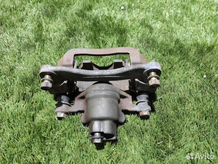 Суппорт тормозной задний левый Subaru Legacy BH5