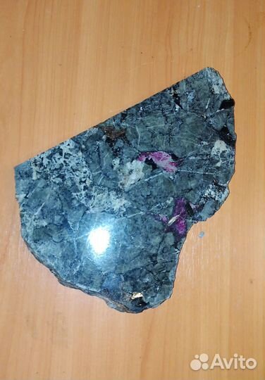 Поделочный камень Эвдиалит с эгирином