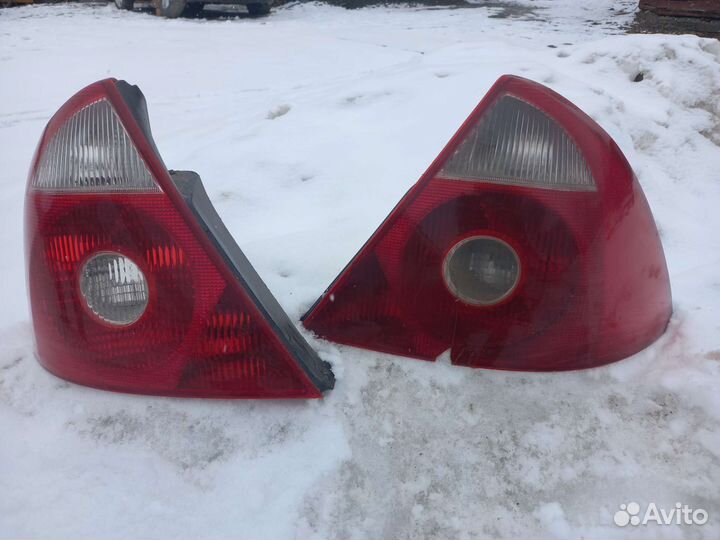 Задние фонари форд мондео 3.на одном дефект