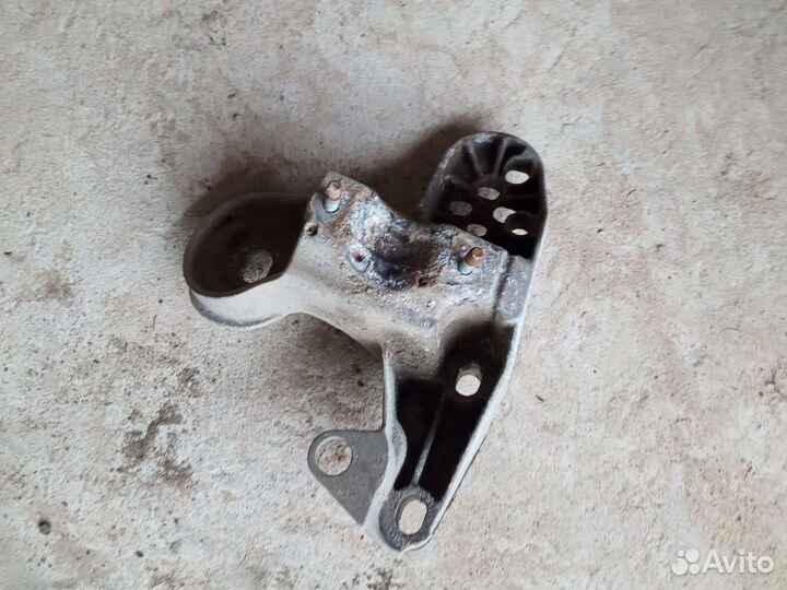 Кронштейн двс и стабилизатора левый 8E0199351