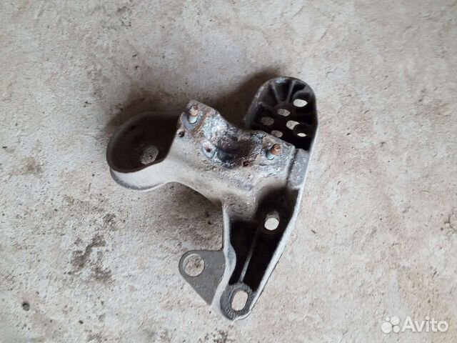 Кронштейн двс и стабилизатора левый 8E0199351