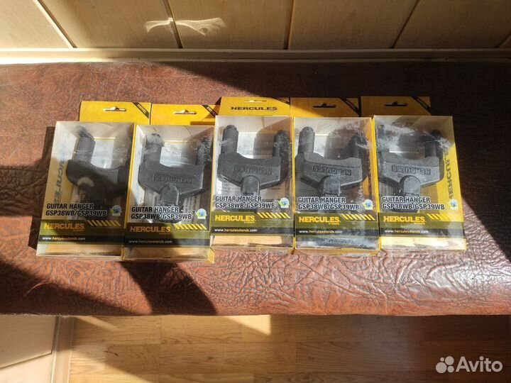 Настенные стойки под гитары