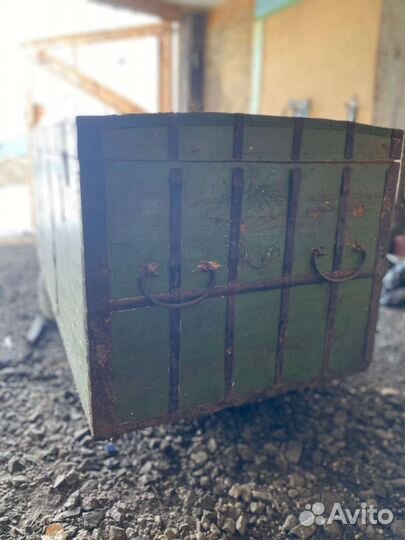 Сундук старинный