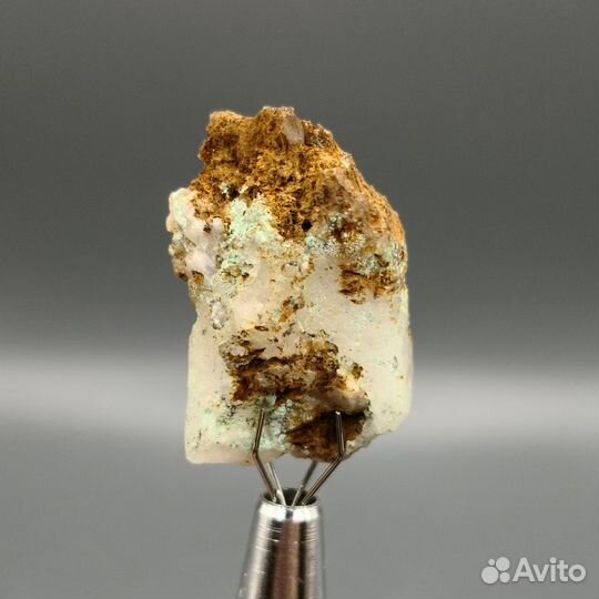 Фуксит и гидрогетит на кварце. Вепревское