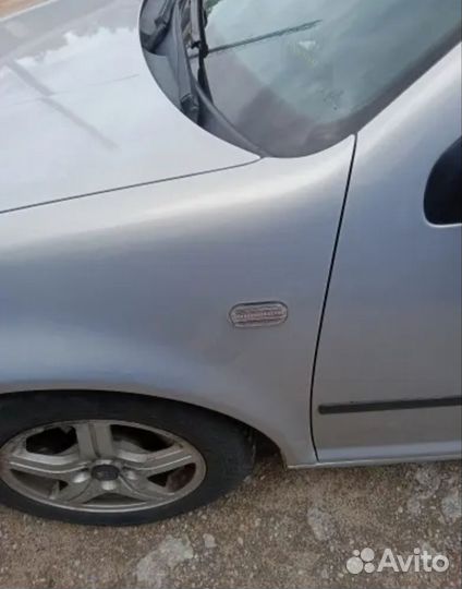 Повторители в крыло VW Polo Sedan бегающие белые