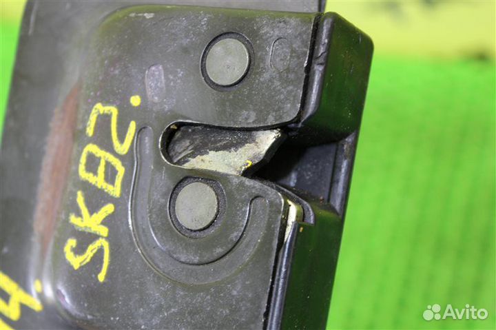 Замок багажника задний Mazda Bongo SK82MN F8